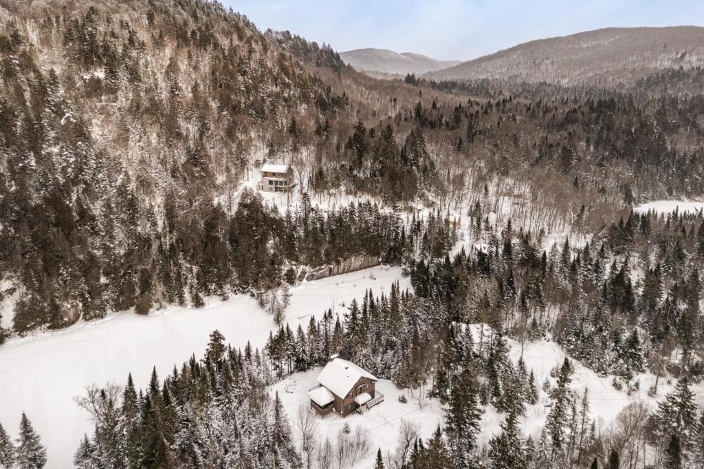 Prêt à vous accueillir! Chaleureux refuge meublé surplombant un paisible plan d'eau