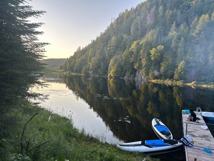 Prêt à vous accueillir! Chaleureux refuge meublé surplombant un paisible plan d'eau