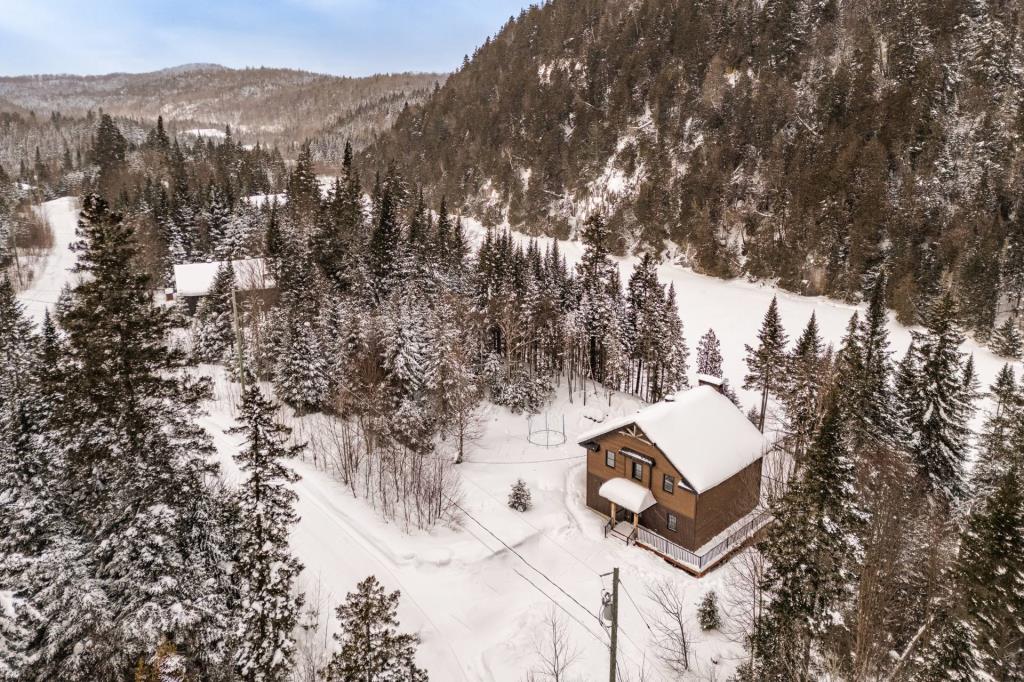 Prêt à vous accueillir! Chaleureux refuge meublé surplombant un paisible plan d'eau