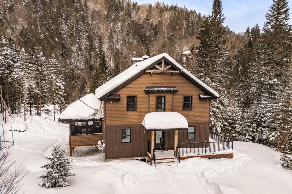 Prêt à vous accueillir! Chaleureux refuge meublé surplombant un paisible plan d'eau