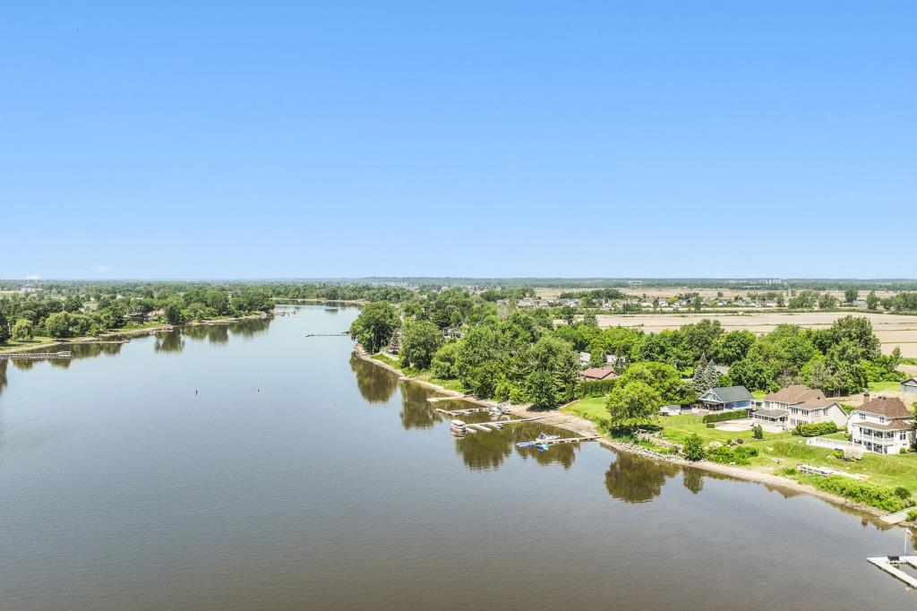 Somptueuse demeure au bord de l'eau chouchoutée avec beaucoup d'amour