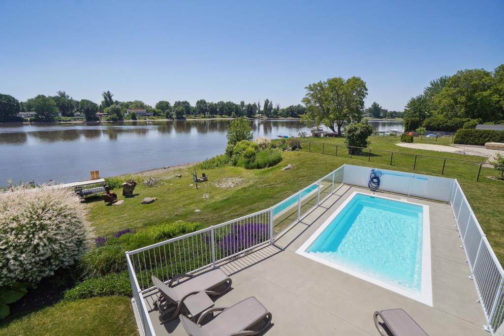 Somptueuse demeure au bord de l'eau chouchoutée avec beaucoup d'amour