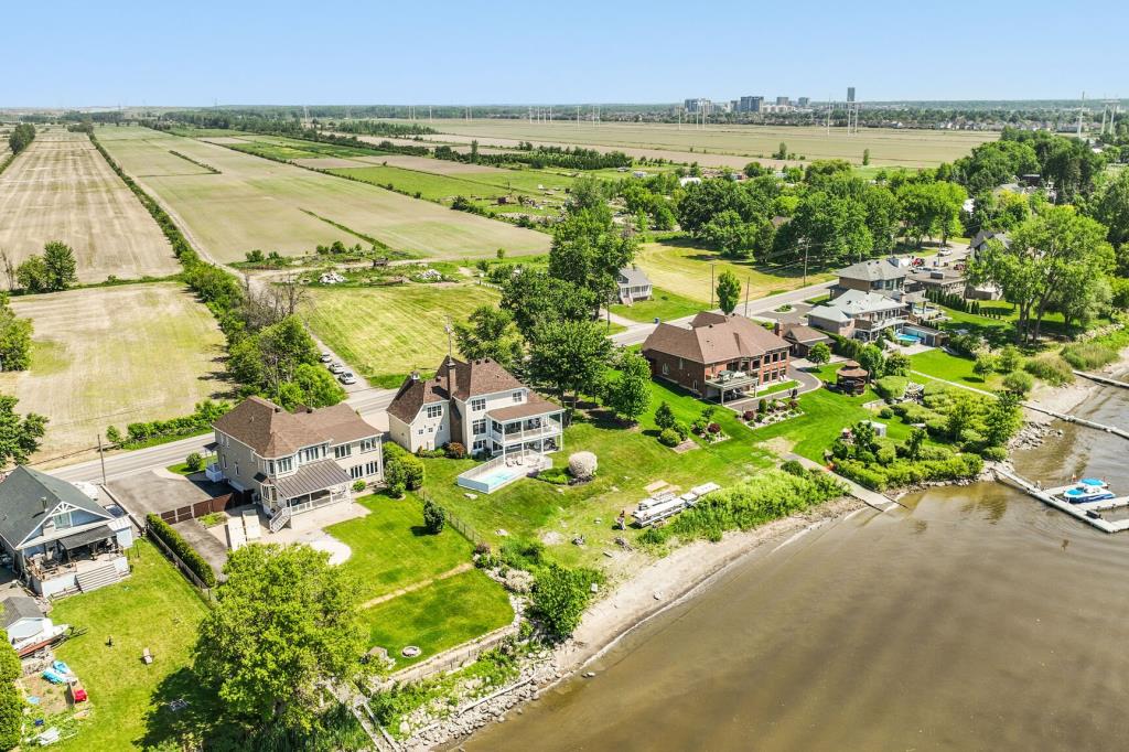 Somptueuse demeure au bord de l'eau chouchoutée avec beaucoup d'amour