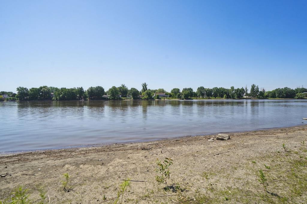 Somptueuse demeure au bord de l'eau chouchoutée avec beaucoup d'amour