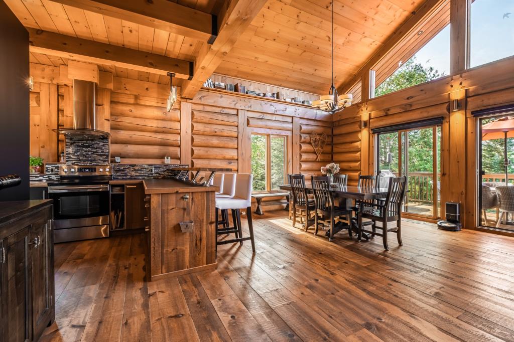 Vendu meublé! Superbe cottage en bois rond niché sur un site digne d'une carte postale