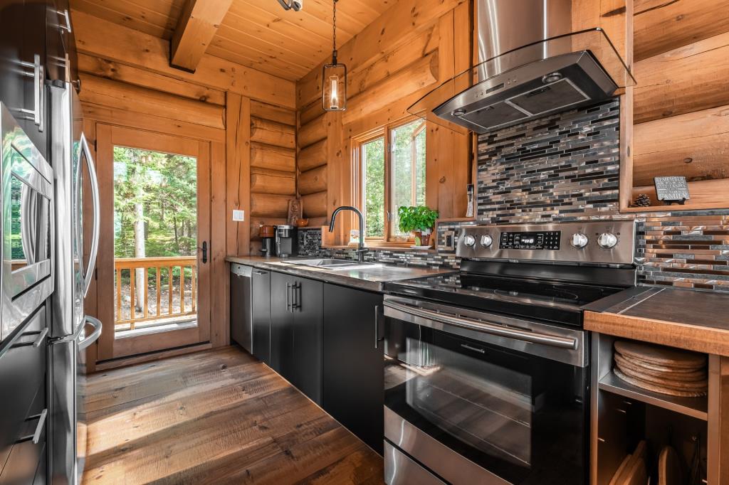 Vendu meublé! Superbe cottage en bois rond niché sur un site digne d'une carte postale