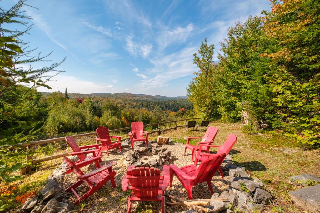 Vendu meublé! Superbe cottage en bois rond niché sur un site digne d'une carte postale