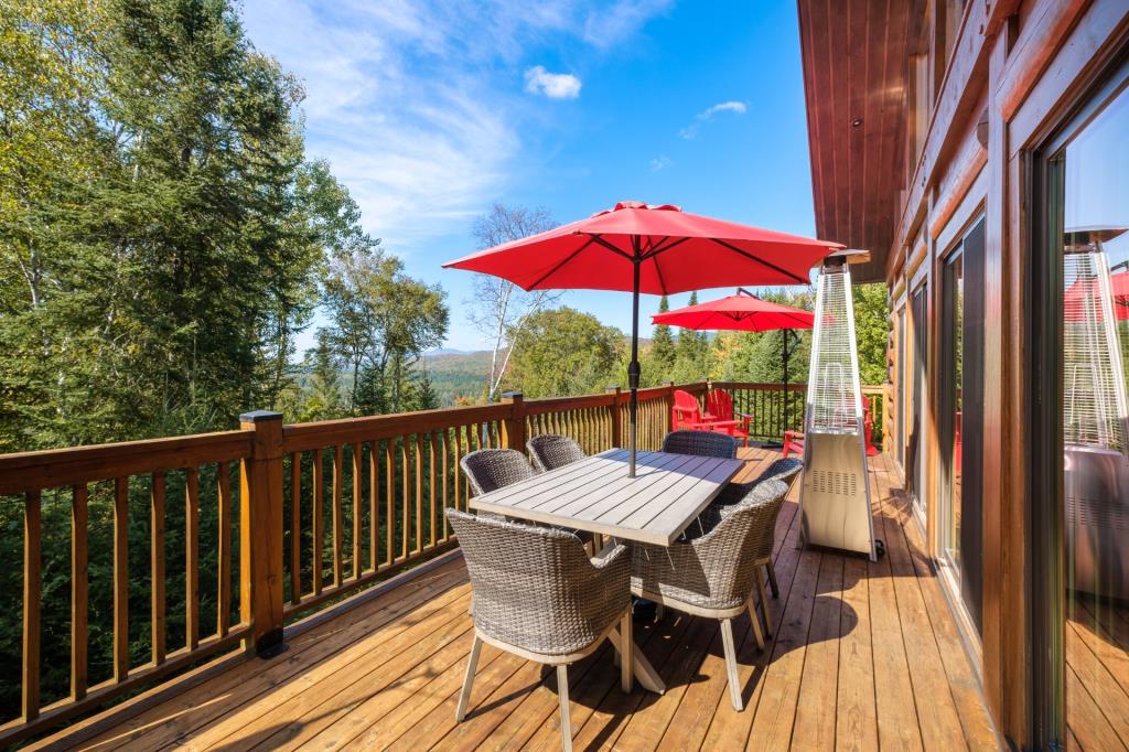 Vendu meublé! Superbe cottage en bois rond niché sur un site digne d'une carte postale