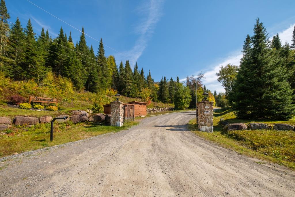 Vendu meublé! Superbe cottage en bois rond niché sur un site digne d'une carte postale