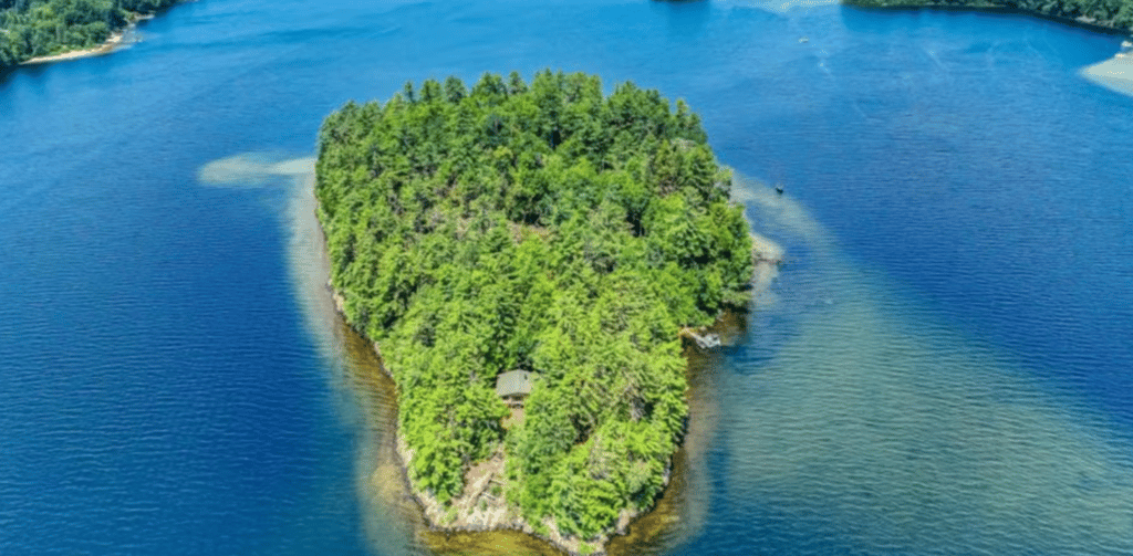 Cette île privée à vendre au Québec est l'endroit parfait pour les amateurs de tranquillité absolue.