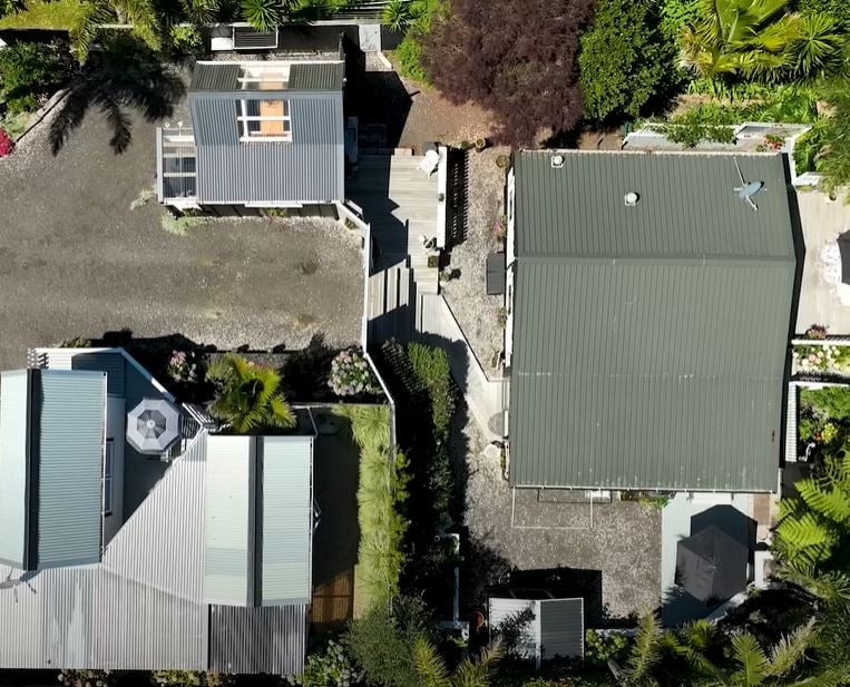 Une femme transforme un vieux garage en une magnifique maison digne d'une reine