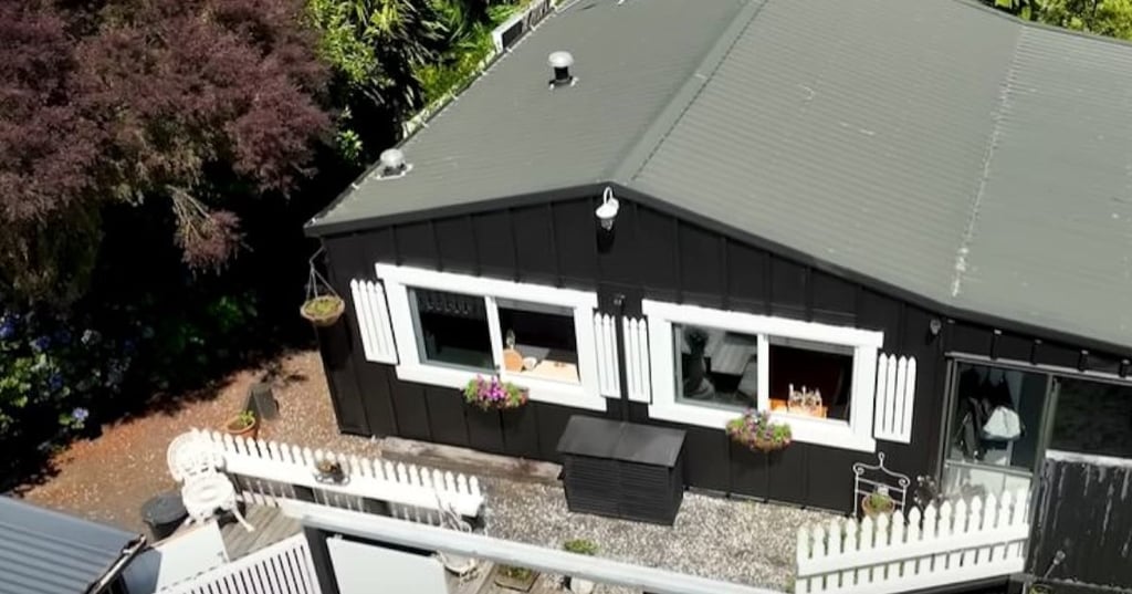 Une femme transforme un vieux garage en une magnifique maison digne d'une reine