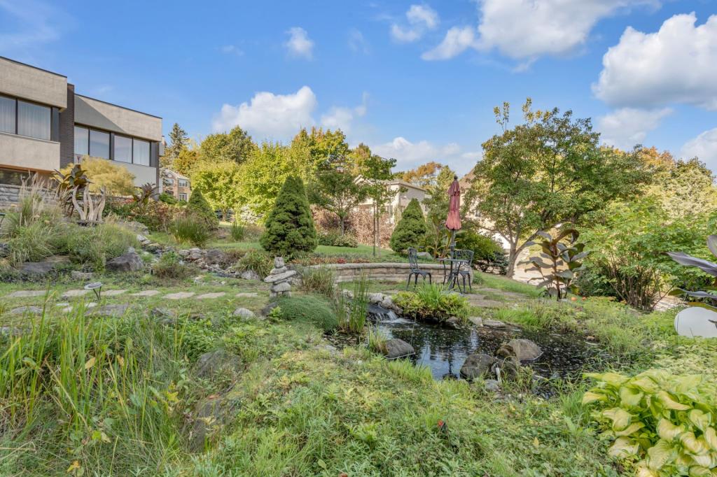 Exceptionnelle! Propriété nichée dans une rare oasis de verdure au cœur de la ville