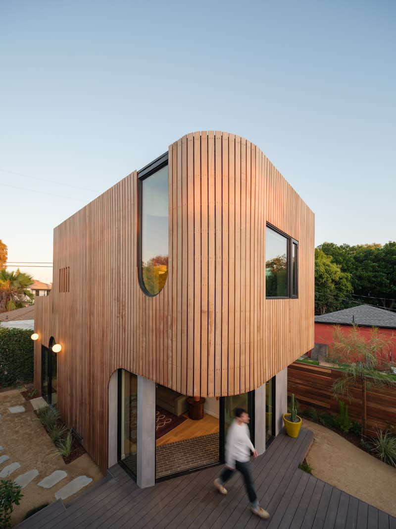 Découvrez l'incroyable transformation de ce garage en une spectaculaire petite maison moderne