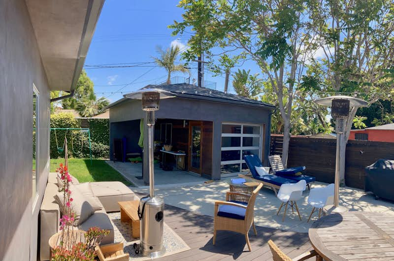 Découvrez l'incroyable transformation de ce garage en une spectaculaire petite maison moderne