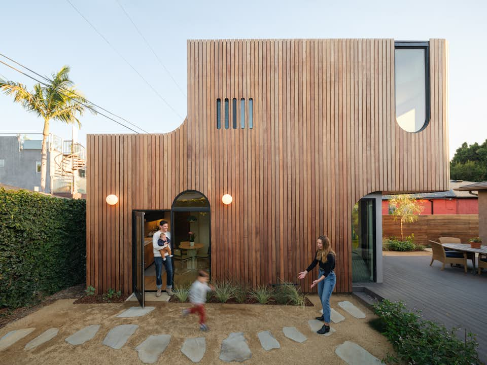 Découvrez l'incroyable transformation de ce garage en une spectaculaire petite maison moderne