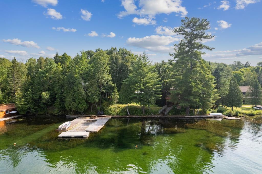 Vendu meublé! Étonnant chalet rustique au bord d'un lac à l'eau cristalline