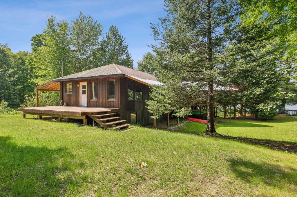 Vendu meublé! Étonnant chalet rustique au bord d'un lac à l'eau cristalline