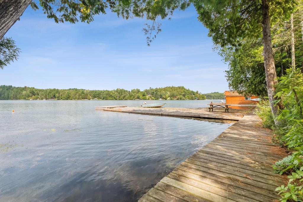 Vendu meublé! Étonnant chalet rustique au bord d'un lac à l'eau cristalline