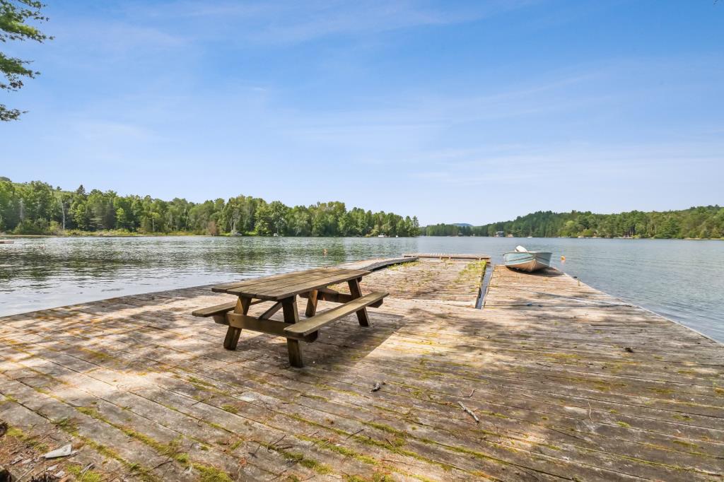 Vendu meublé! Étonnant chalet rustique au bord d'un lac à l'eau cristalline