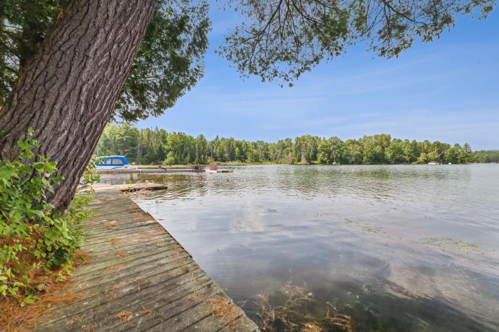 Vendu meublé! Étonnant chalet rustique au bord d'un lac à l'eau cristalline