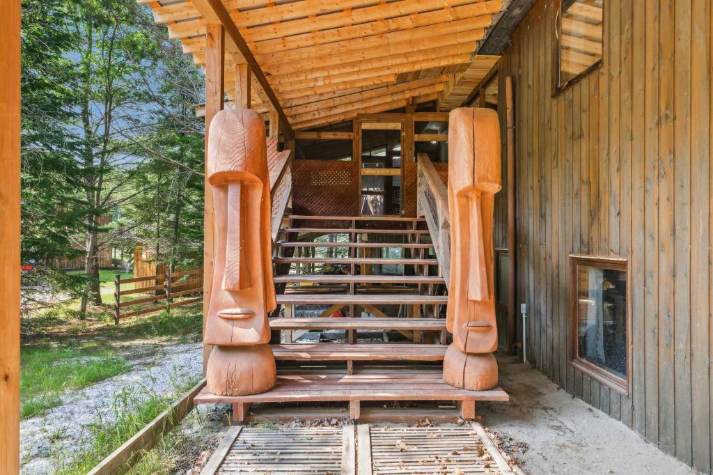 Vendu meublé! Étonnant chalet rustique au bord d'un lac à l'eau cristalline