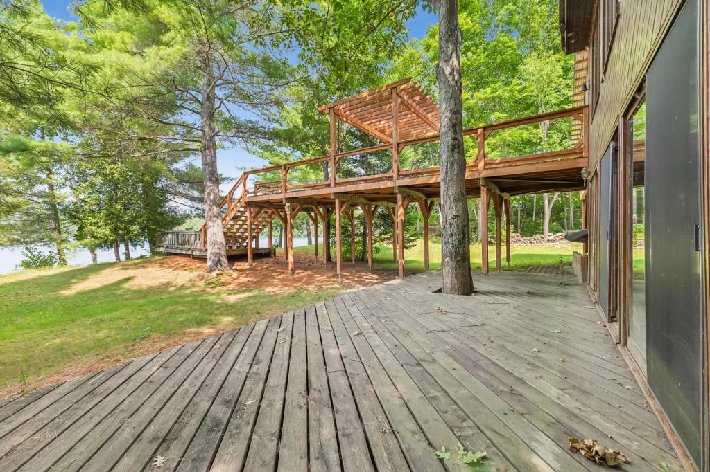 Vendu meublé! Étonnant chalet rustique au bord d'un lac à l'eau cristalline