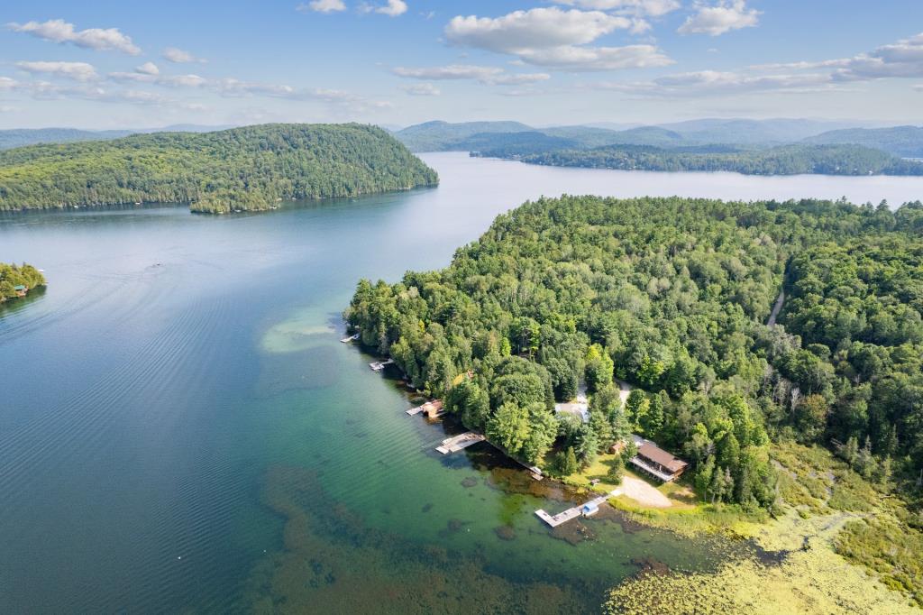 Vendu meublé! Étonnant chalet rustique au bord d'un lac à l'eau cristalline