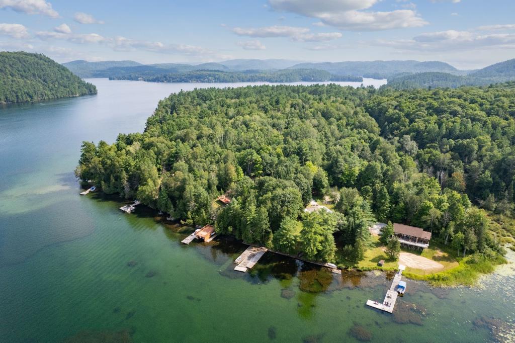 Vendu meublé! Étonnant chalet rustique au bord d'un lac à l'eau cristalline