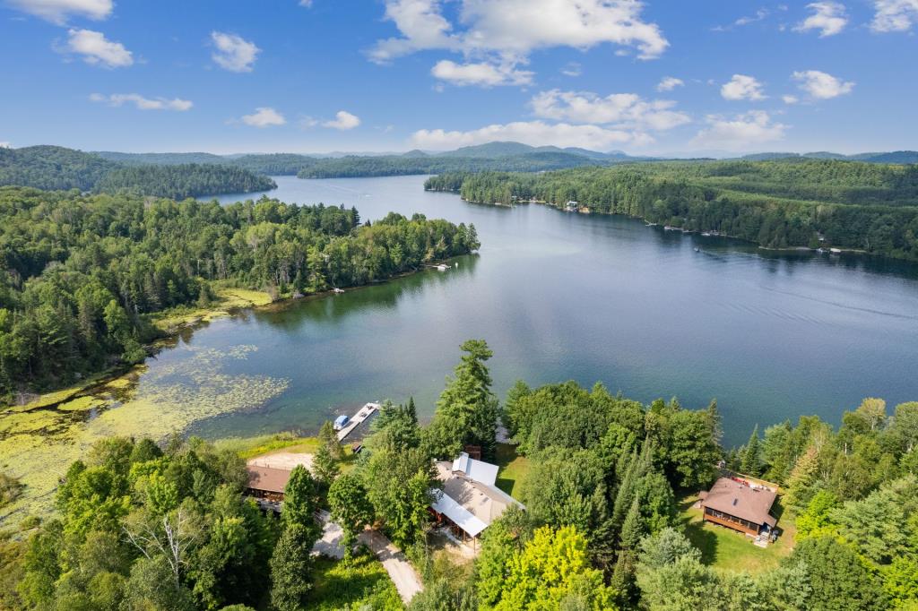 Vendu meublé! Étonnant chalet rustique au bord d'un lac à l'eau cristalline