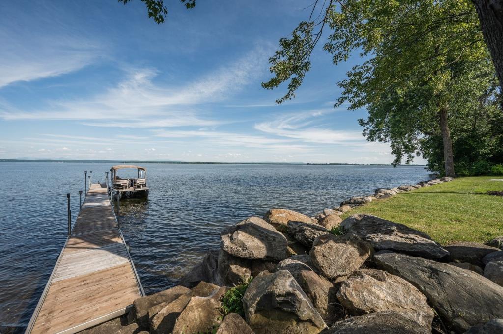 Coup de foudre total pour cette somptueuse propriété sur la rive d'un lac