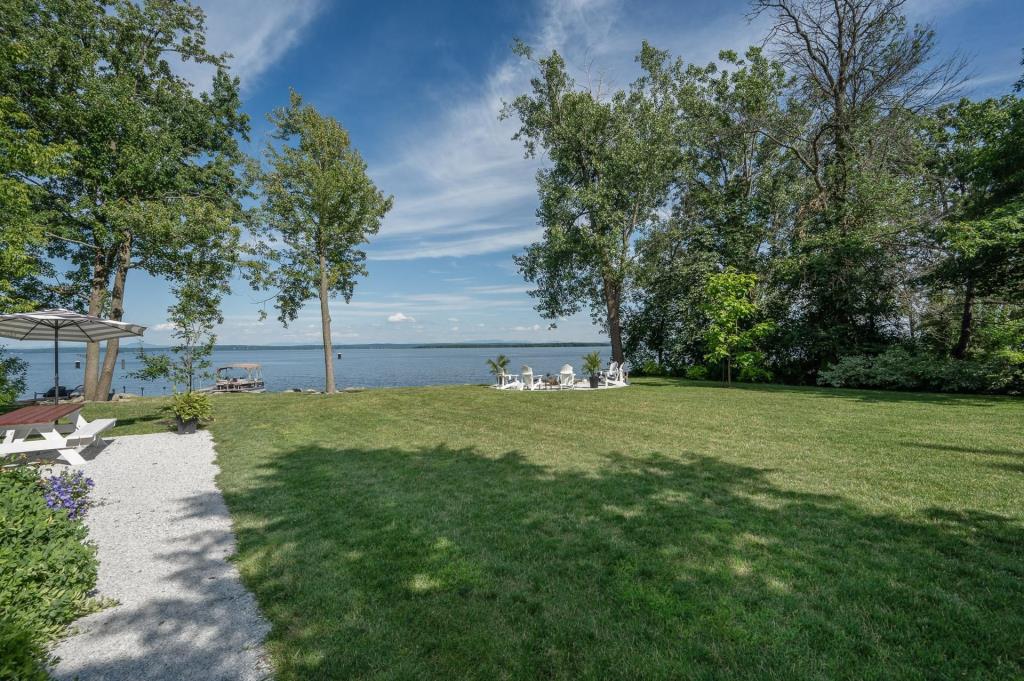 Coup de foudre total pour cette somptueuse propriété sur la rive d'un lac