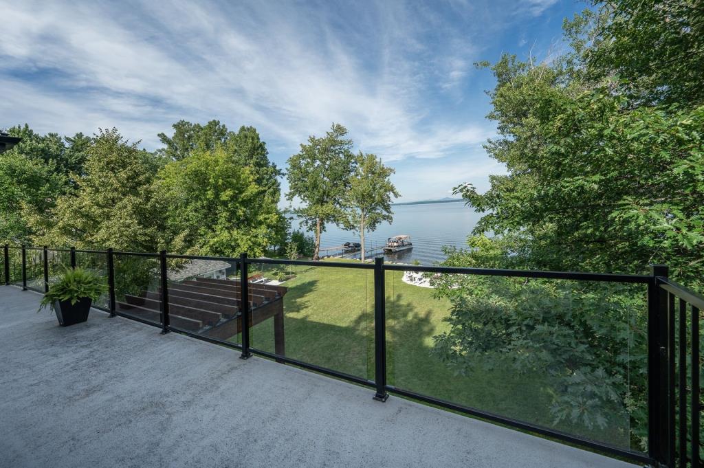 Coup de foudre total pour cette somptueuse propriété sur la rive d'un lac