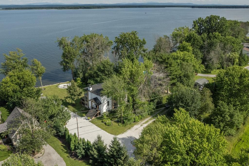 Coup de foudre total pour cette somptueuse propriété sur la rive d'un lac