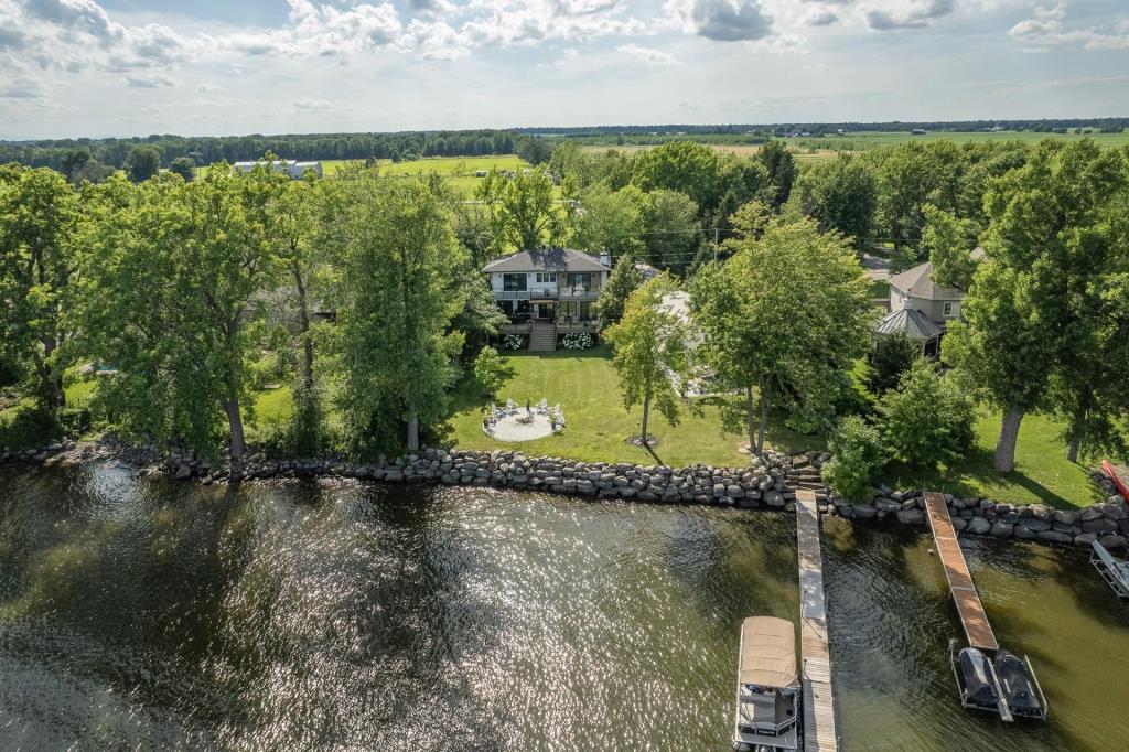 Coup de foudre total pour cette somptueuse propriété sur la rive d'un lac