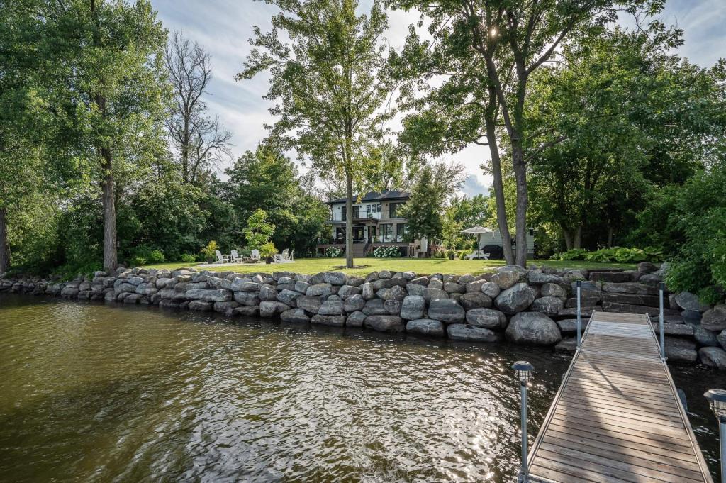 Coup de foudre total pour cette somptueuse propriété sur la rive d'un lac