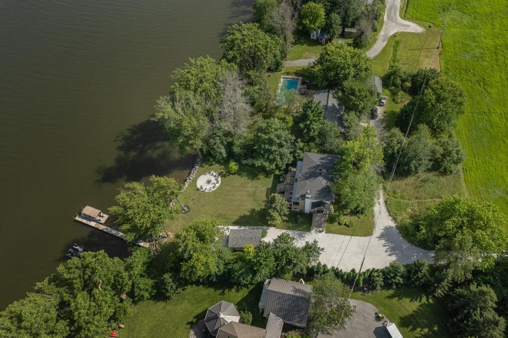 Coup de foudre total pour cette somptueuse propriété sur la rive d'un lac