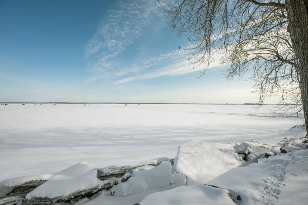 Coup de foudre total pour cette somptueuse propriété sur la rive d'un lac