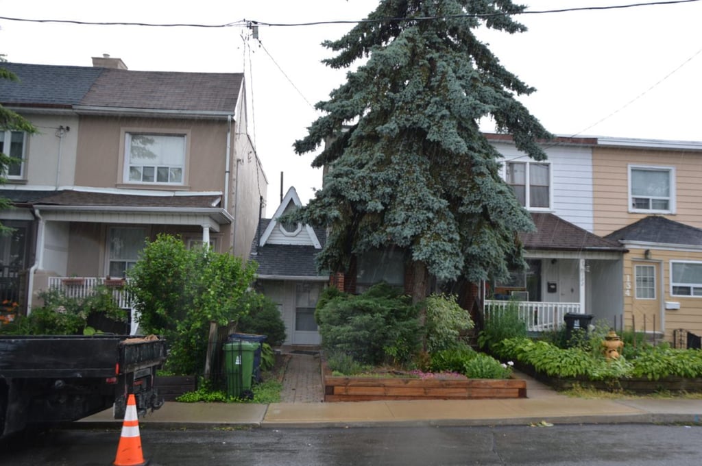 La plus petite maison de Toronto se trouve sur un terrain censé être juste assez large pour que les voitures puissent y circuler