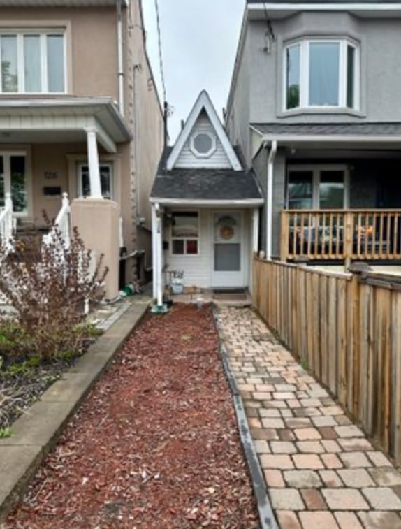 La plus petite maison de Toronto se trouve sur un terrain censé être juste assez large pour que les voitures puissent y circuler