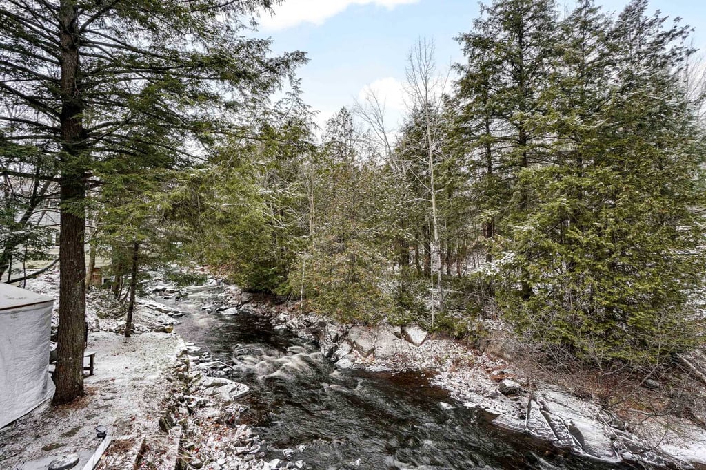 Cocon douillet situé sur un site exceptionnel en bordure d’une rivière