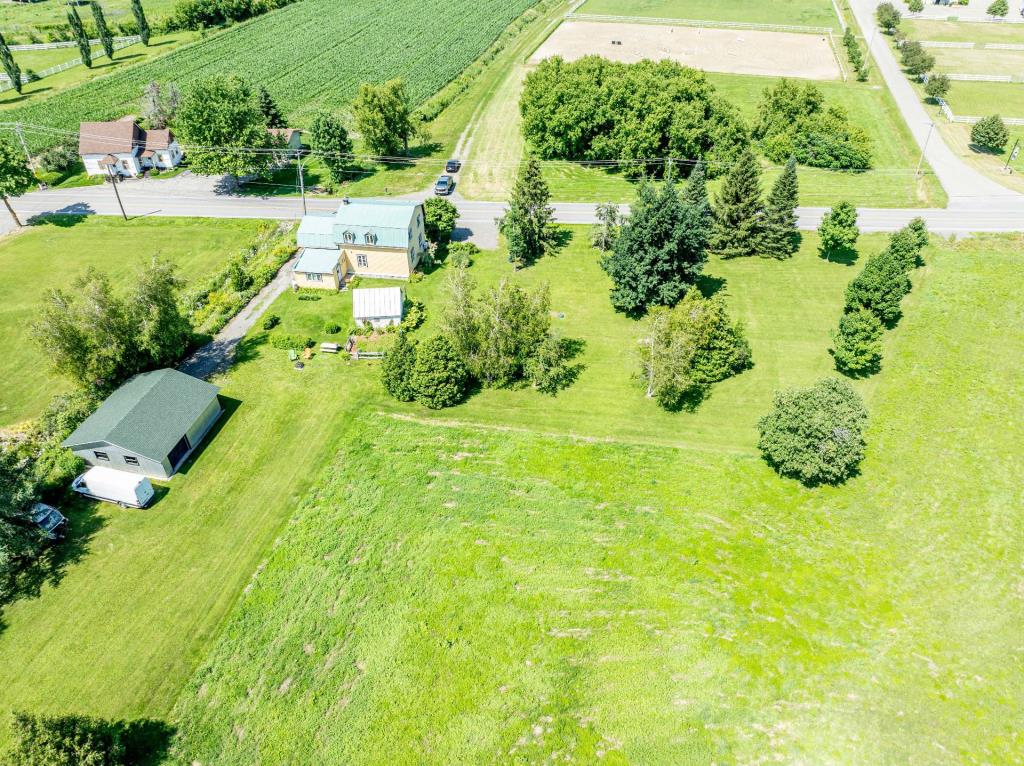 Ravissante centenaire érigée sur un terrain de 30 acres