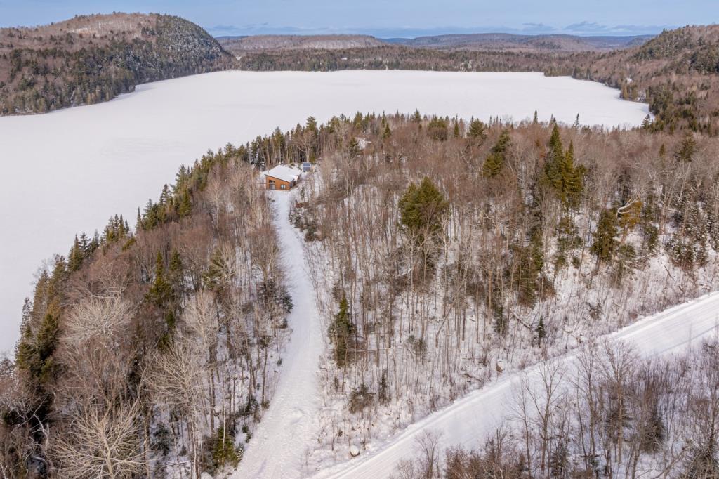 Superbe refuge moderne dans un paradis naturel de 119 920 pi²