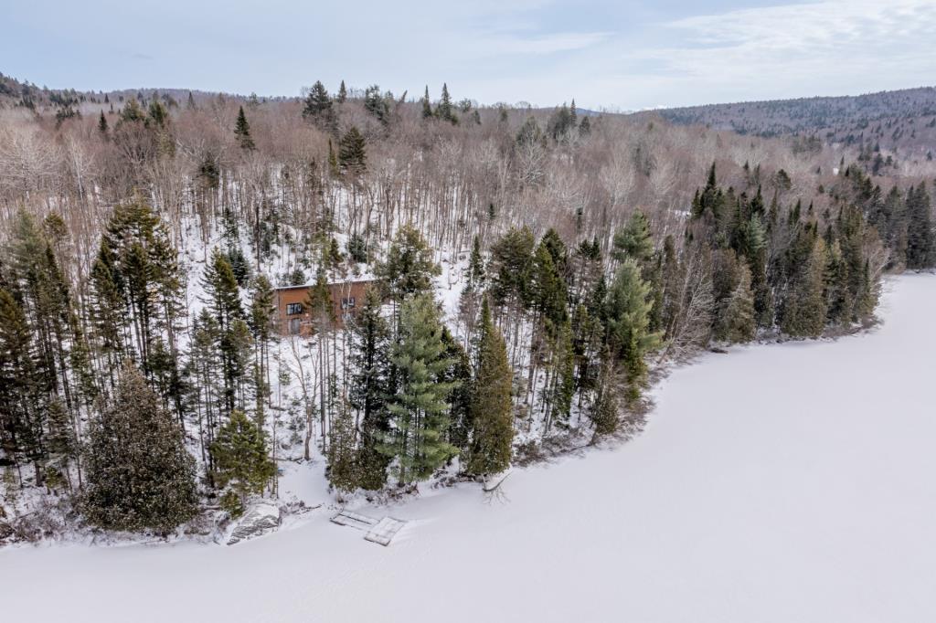 Superbe refuge moderne dans un paradis naturel de 119 920 pi²