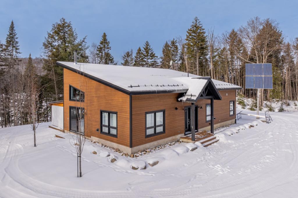 Superbe refuge moderne dans un paradis naturel de 119 920 pi²