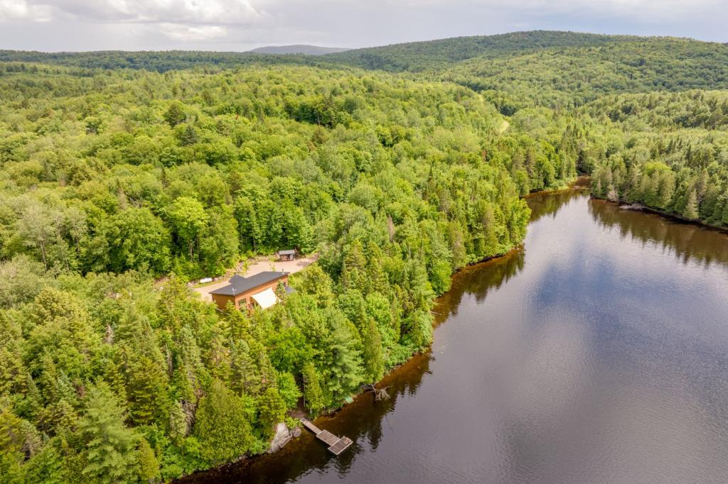 Superbe refuge moderne dans un paradis naturel de 119 920 pi²