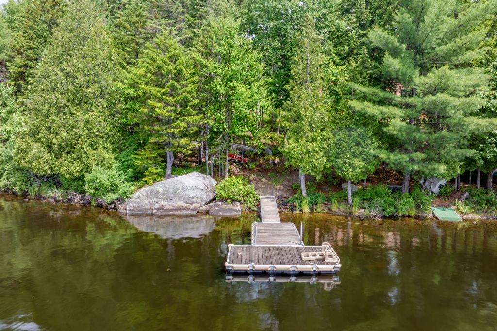 Superbe refuge moderne dans un paradis naturel de 119 920 pi²