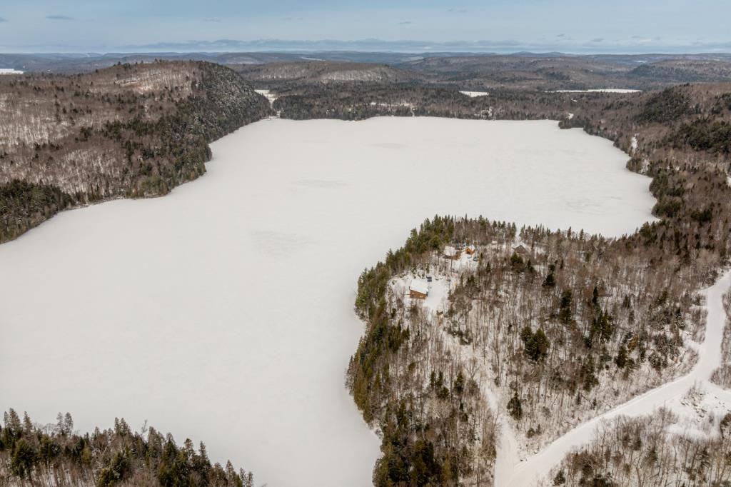 Superbe refuge moderne dans un paradis naturel de 119 920 pi²