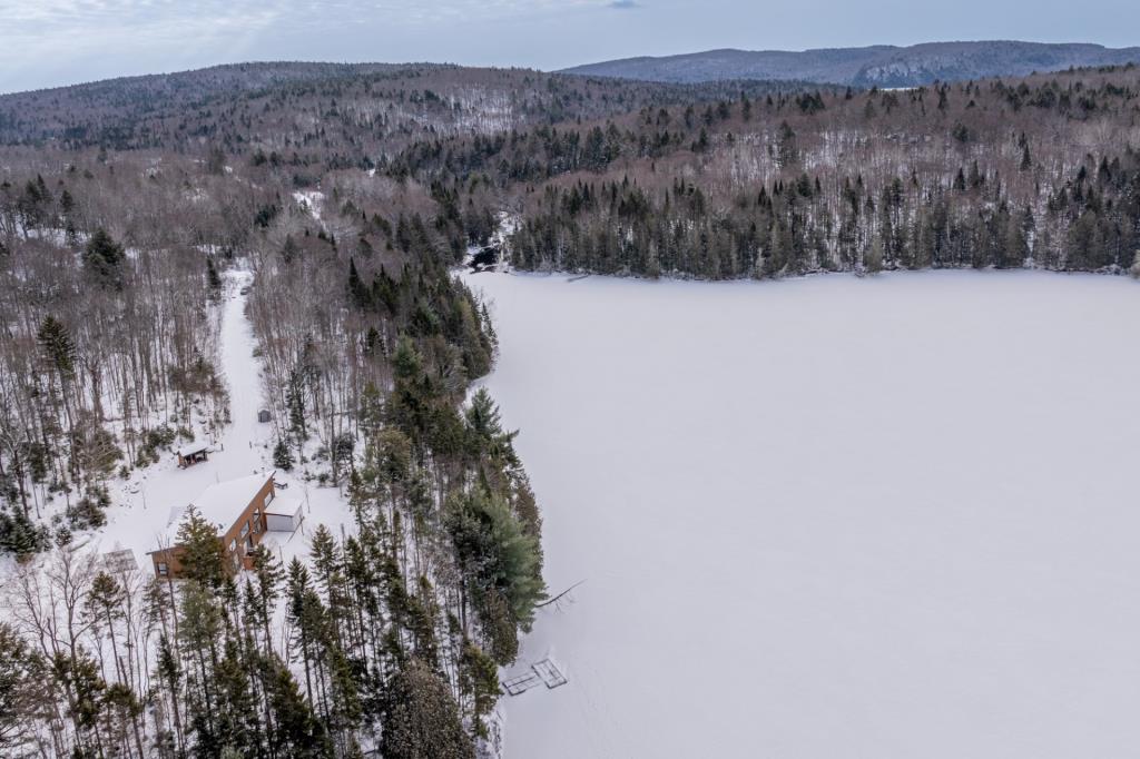 Superbe refuge moderne dans un paradis naturel de 119 920 pi²