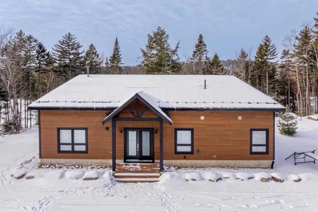 Superbe refuge moderne dans un paradis naturel de 119 920 pi²